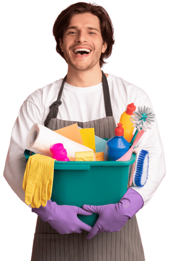 homme de ménage qui rigole portant un t-shirt blanc à manches longues et un tablier marron avec des rayures noires ayant dans les mains un seau vert rempli de produits de nettoyage et des gants en caoutchouc violet aux mains