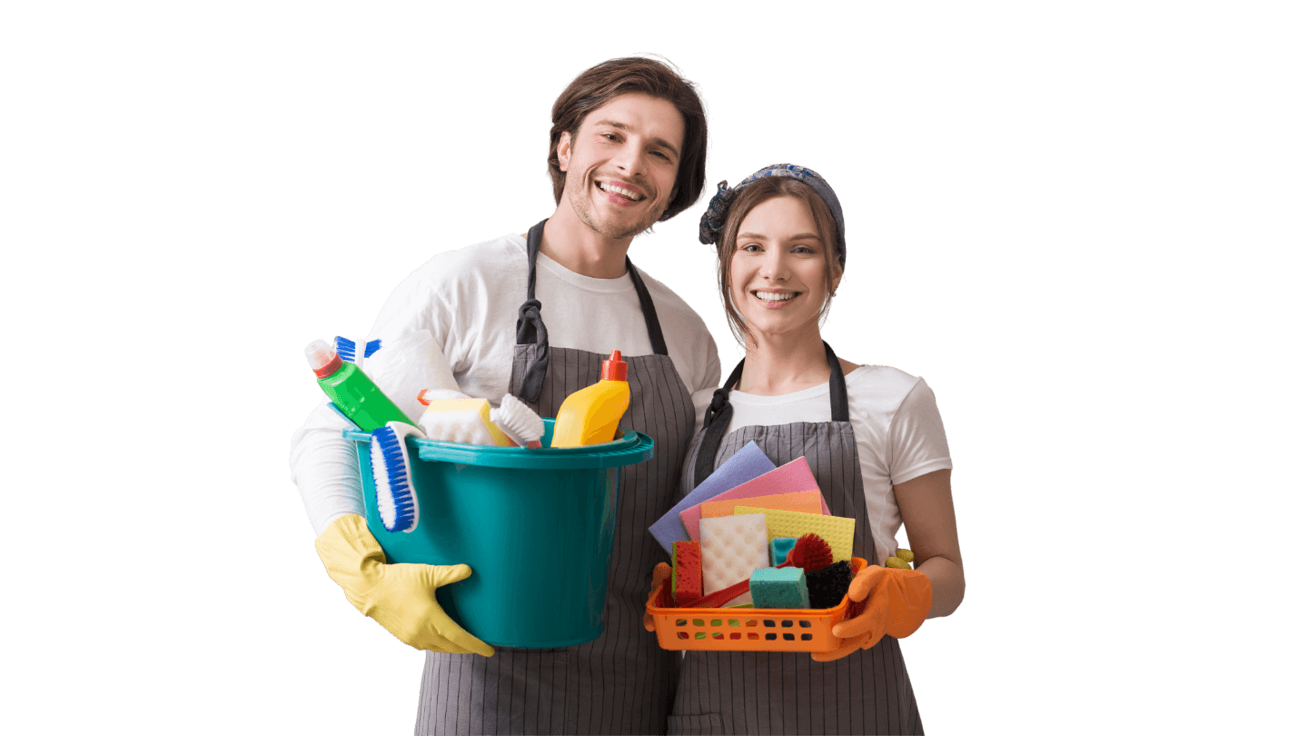 femme de ménage souriante avec dans les mains un panier rempli de produits de nettoyage - homme de ménage heureux qui tient un seau avec du matériel de
